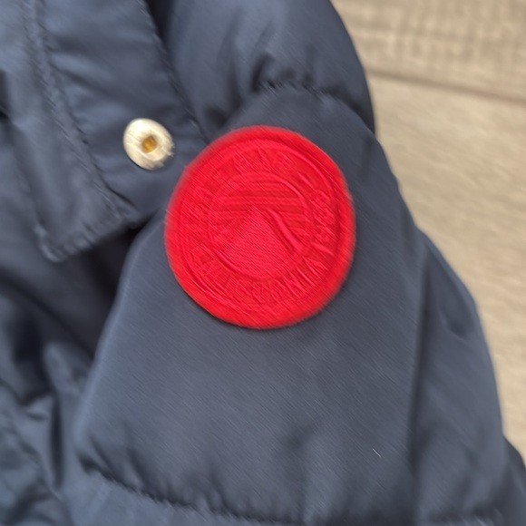 Like brand new Baby Size 4 Gap NAVY winter jacket w hood that can unzip. - Picture 2 of 8